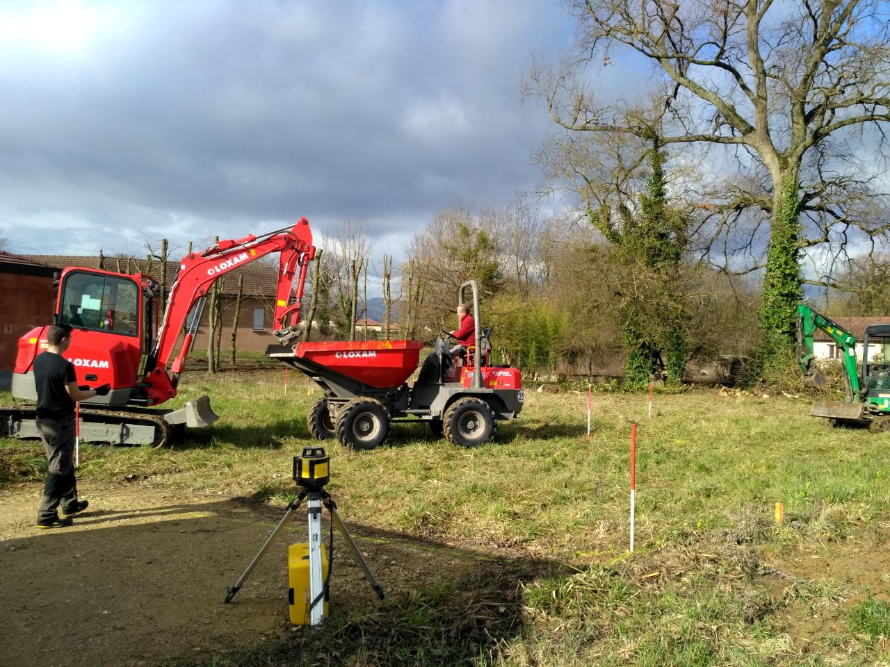 Installation de la mini-pelle du dumper et du laser pour attquer le terrassement