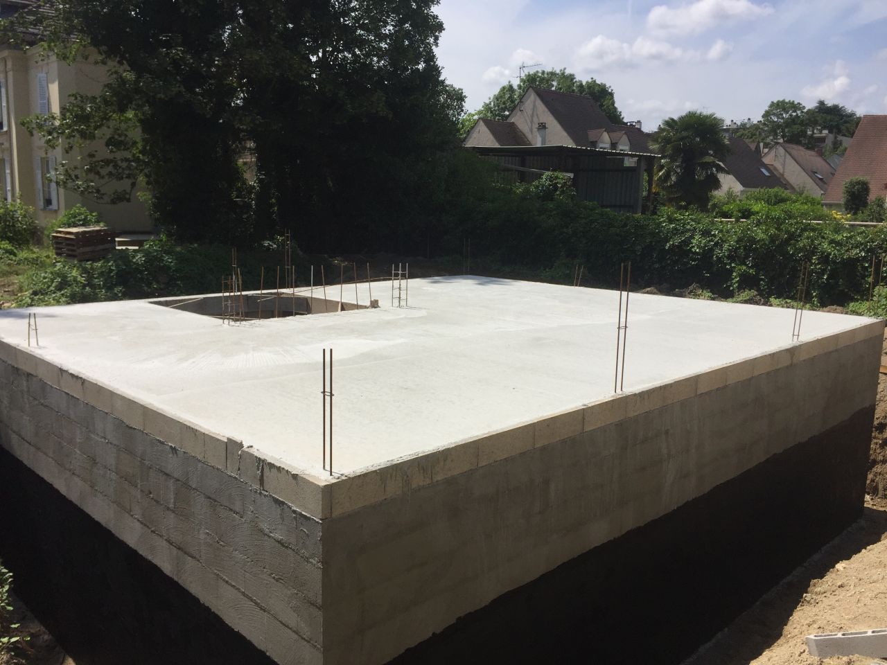 Le coulage du plancher avec la couche d'enduit bitumeuse