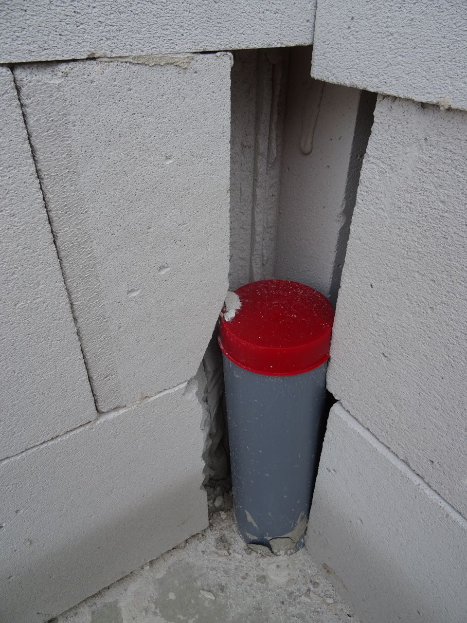 Briques massacres cette fois le tuyau est bien encastr dans le mur, pas le choix, mais pourquoi si haut ? (les briques  droite ne font pas partie du mur)