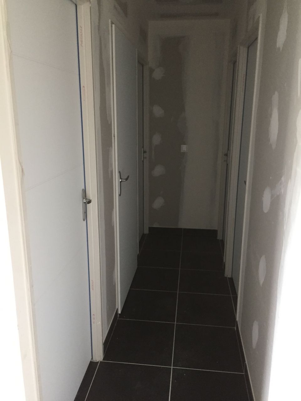 vue des portes intérieurs couloir