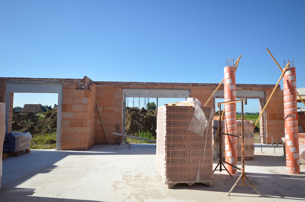 Contours de fentres maonns, colonnes porteuses coules.