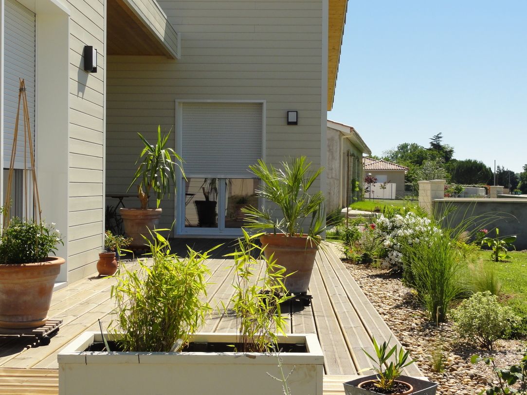 La terrasse avec les plantations qui semblent bien prises.