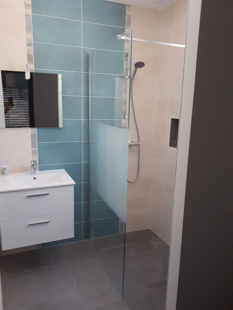 Salle d'eau chambre d'amis terminée.