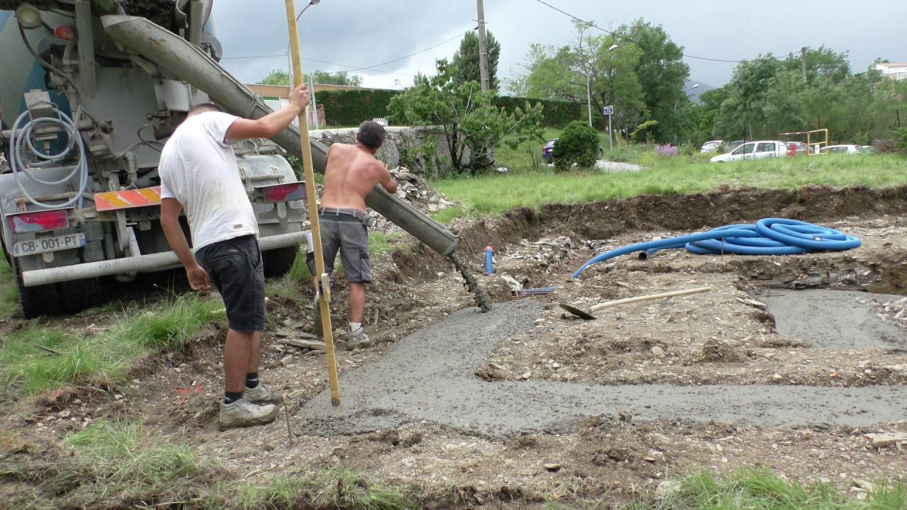 La toupie peut se dplacer autour de la maison.