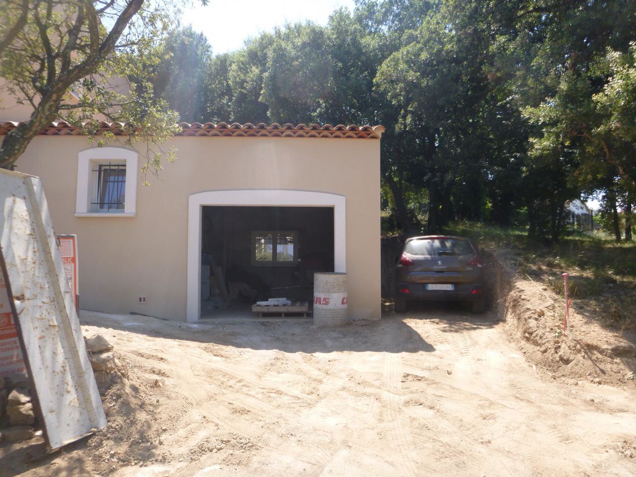 terrassement à coté du garage pour aménager une petite place de parking...