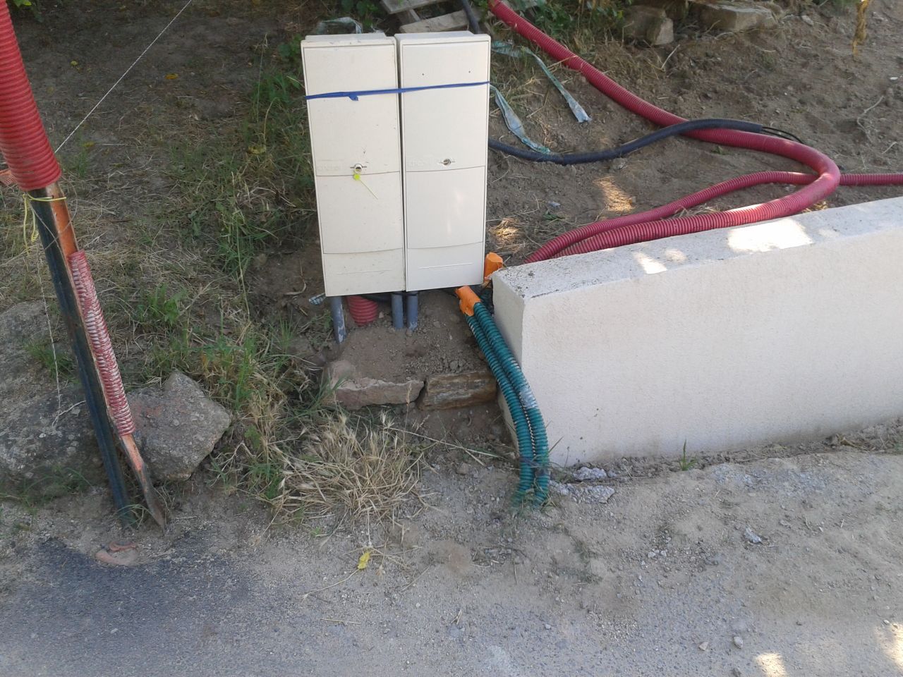 Merci a azur travaux de m'avoir mis le boitier avec le compteur et le disjoncteur à l'envers... normalement il doit être coté privé et pas coté route...