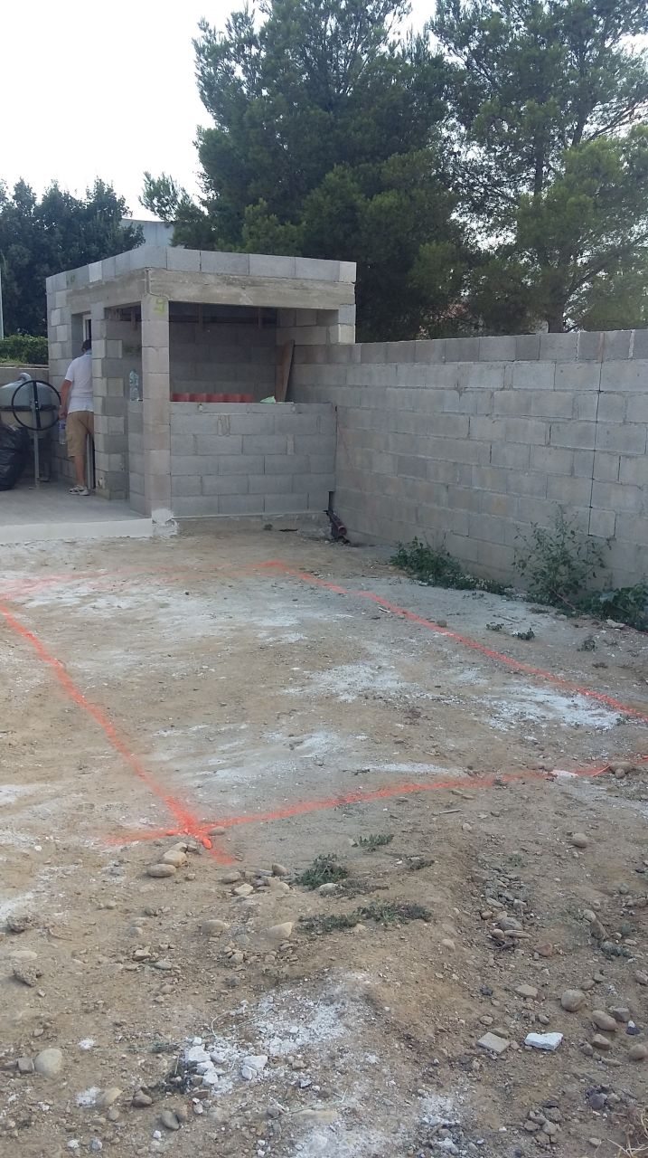 Nettoyage de notre terrain pour la piscine demain , on est fatiguéééééééééééé .