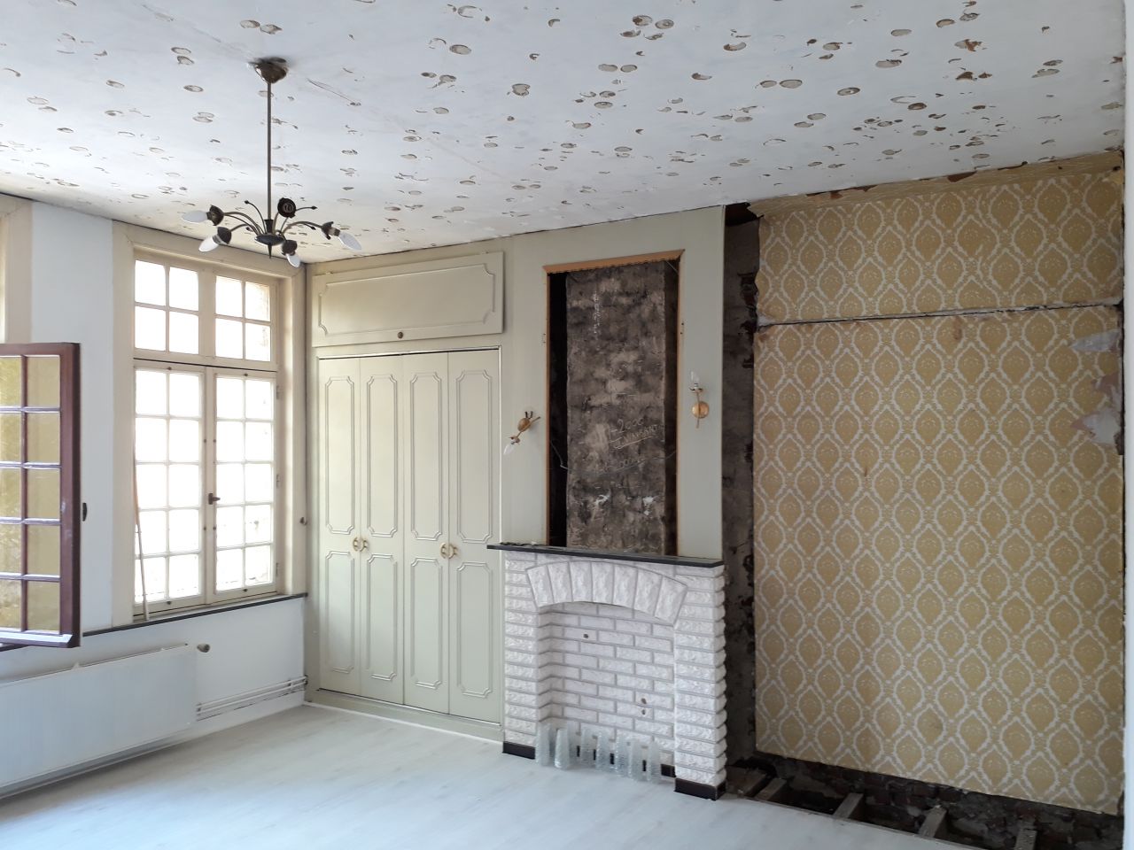 Chambre rue, plafond termin et penderie dmonte