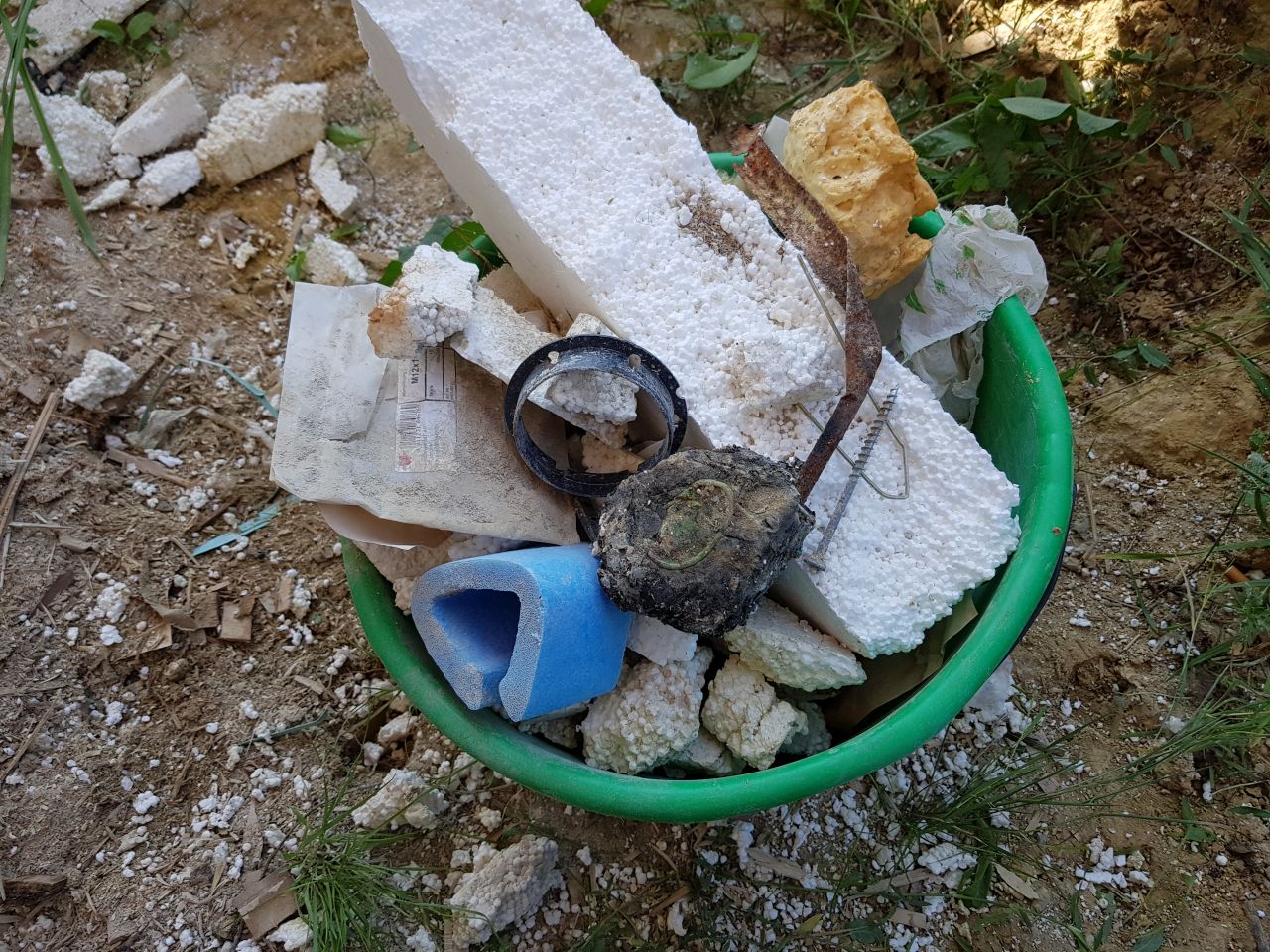 Polystyrène,vieux mètre rouillé, plastiques, etc...