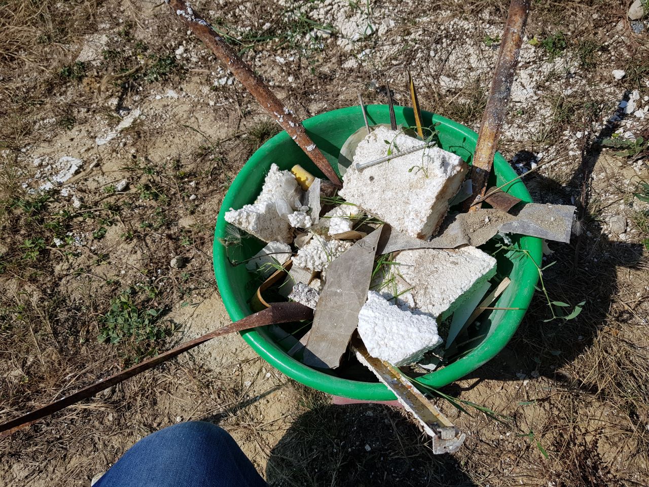 Polystyrène,vieux mètre rouillé, plastiques, ferraille, etc...