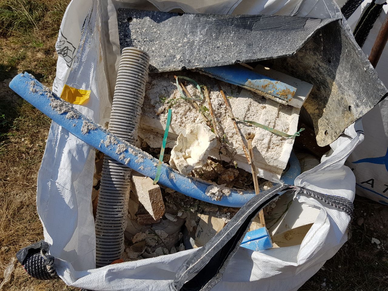 Un sac à gravats bien rempli...