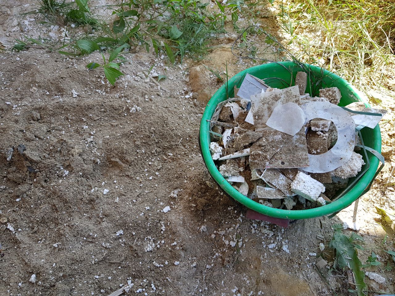 A gauche un tas de terre, à droite une partie de ce qui était enfoui dessous