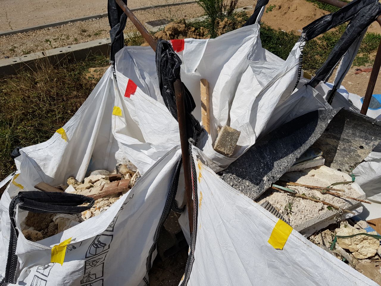 Après 3h de travail, un sac à gravats et demi de rempli