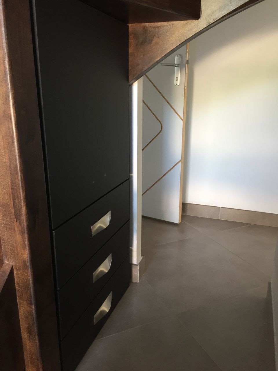 aménagement meubles a chaussures sous escalier