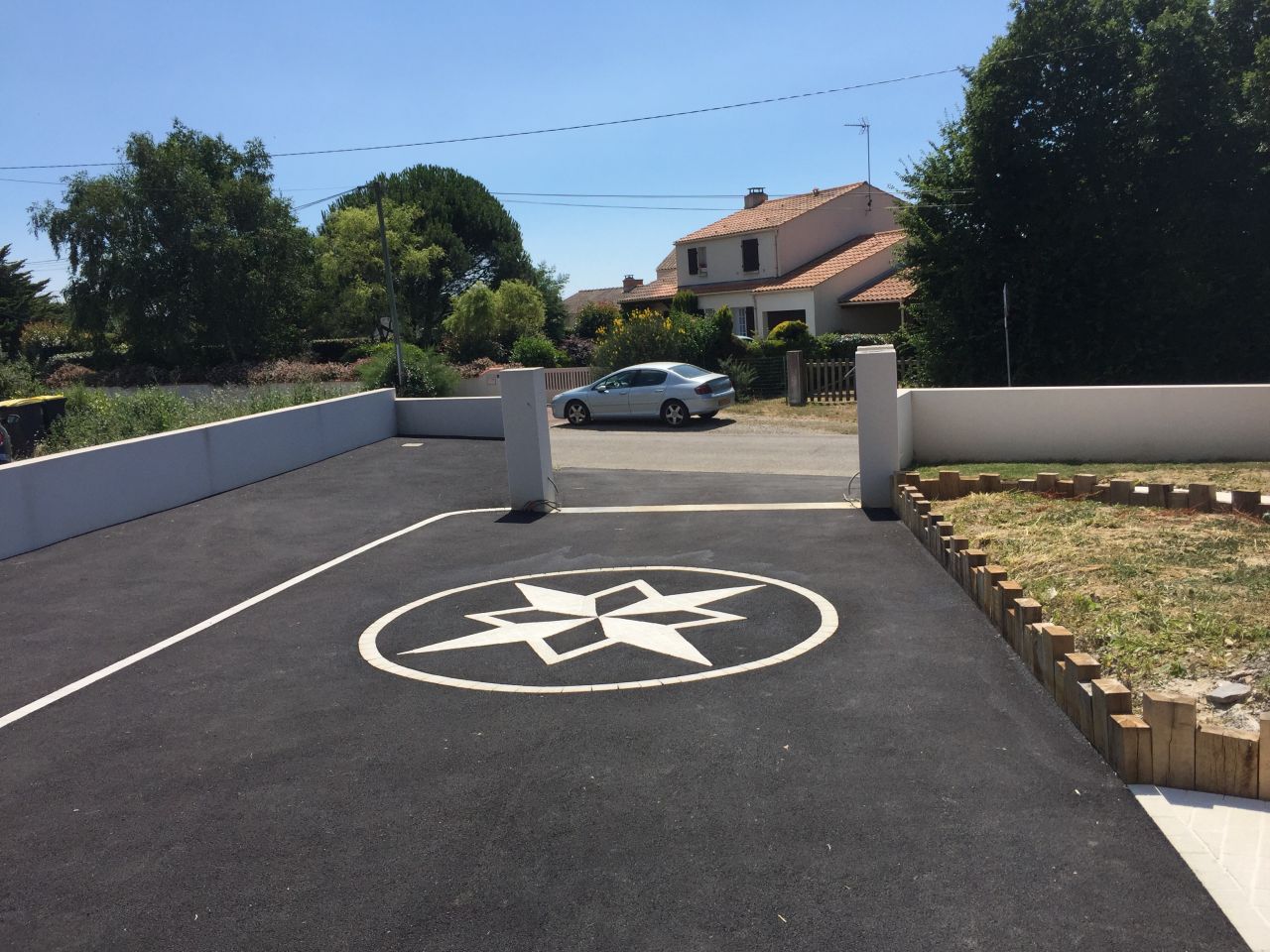 la rose des vents en pavage et l'enrobé assure la finition