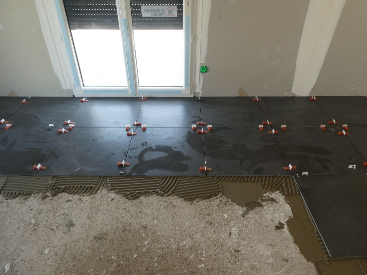 Carrelage anthracite - pose en cours