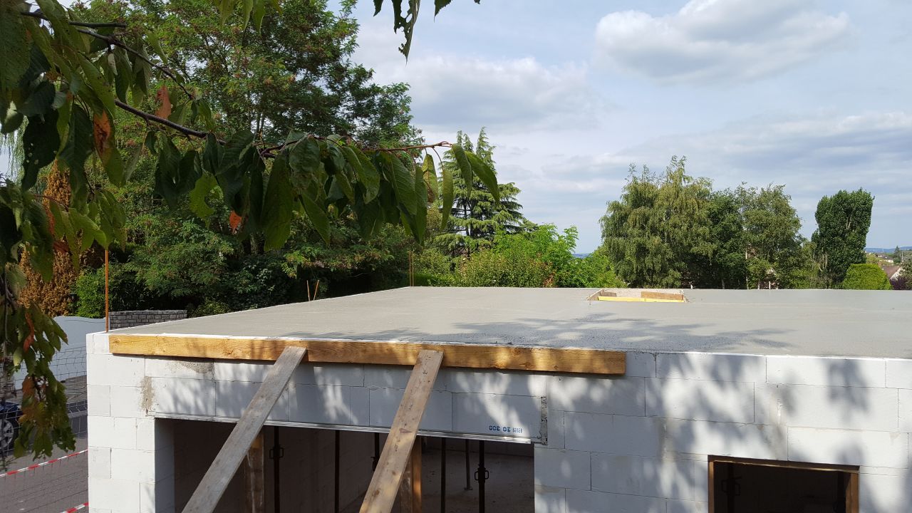 Coulage de la dalle du 1er tage. Il n'y a aucun tuyau pourtant nous avons une salle de bain et un WC  l'tage : rponse du chef de chantier, c'est normal, le plombier fera le trou...