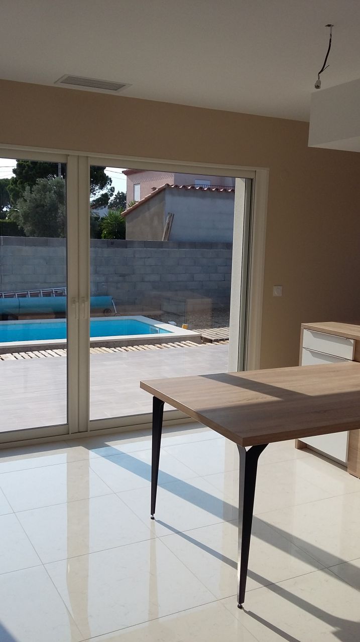 La table est rétractable