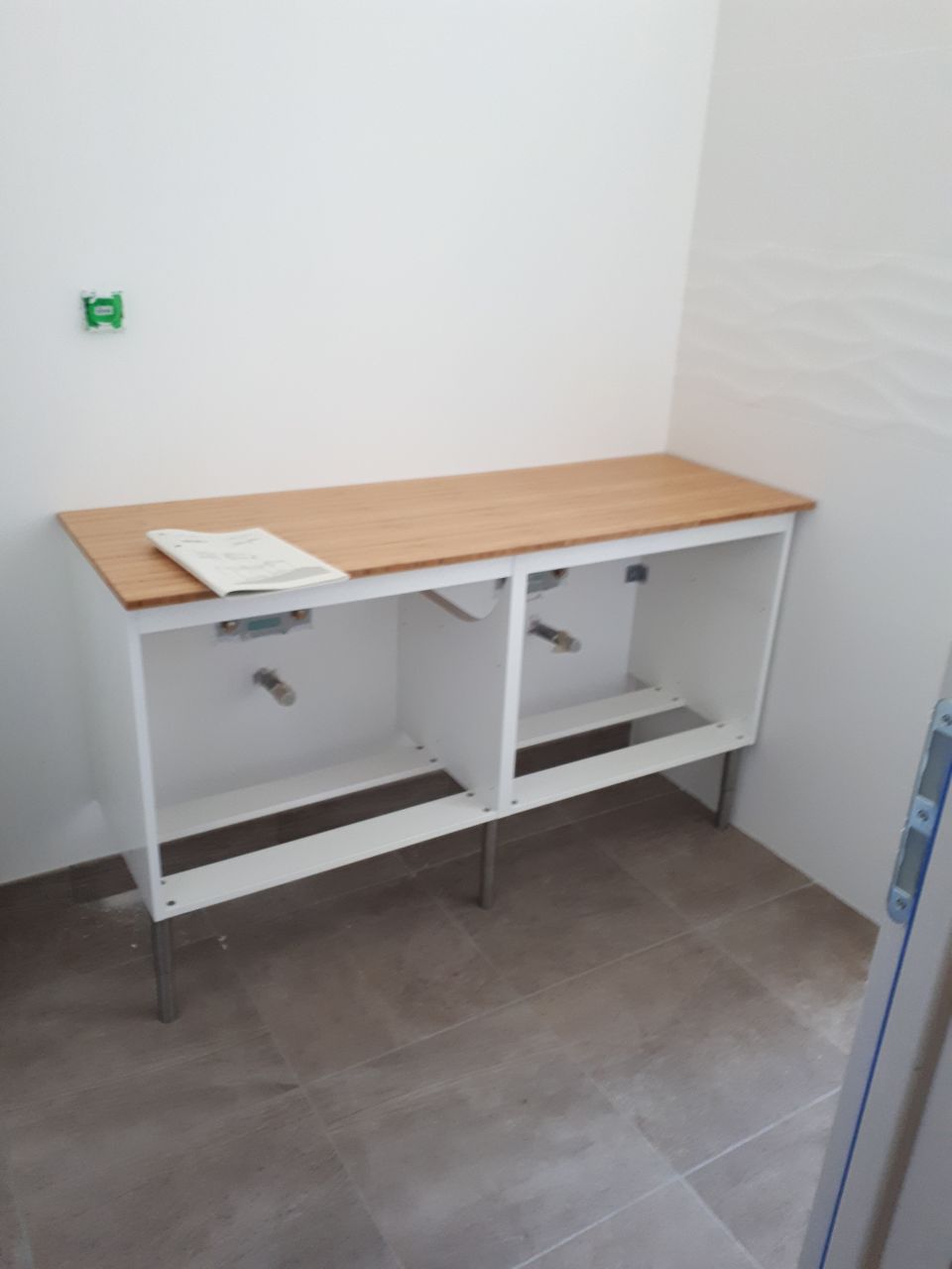 Pose du meuble de la salle d'eau