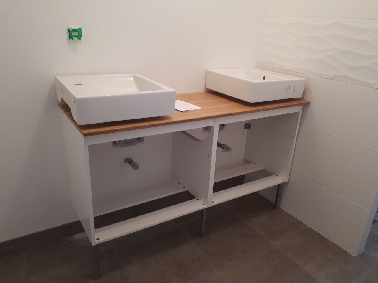 Suite de la pose du meuble de la salle d'eau