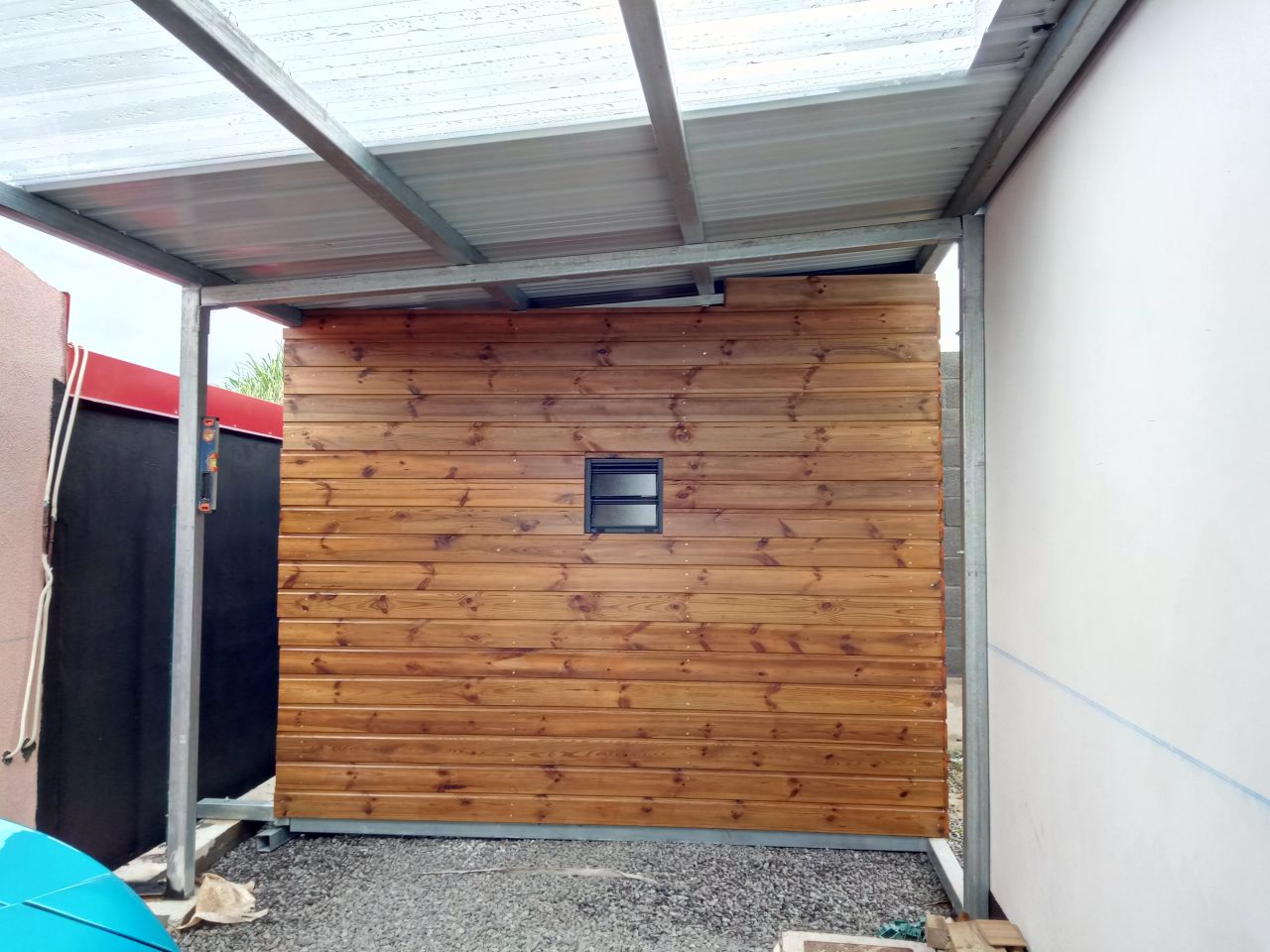 façade presque terminée, manque les finitions (en haut, découpes à faire)