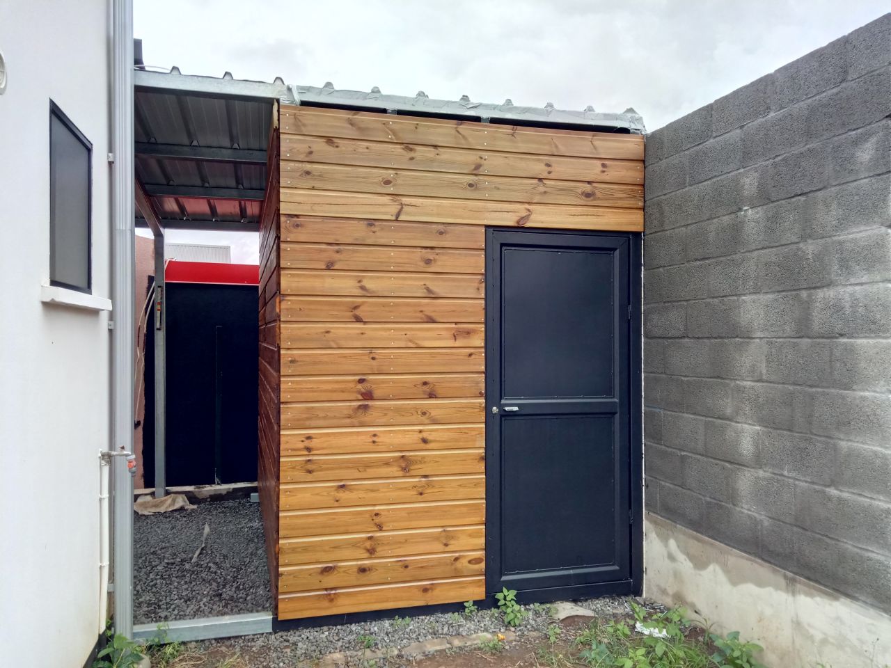 façade presque terminée, manque les finitions (en haut, découpes à faire)