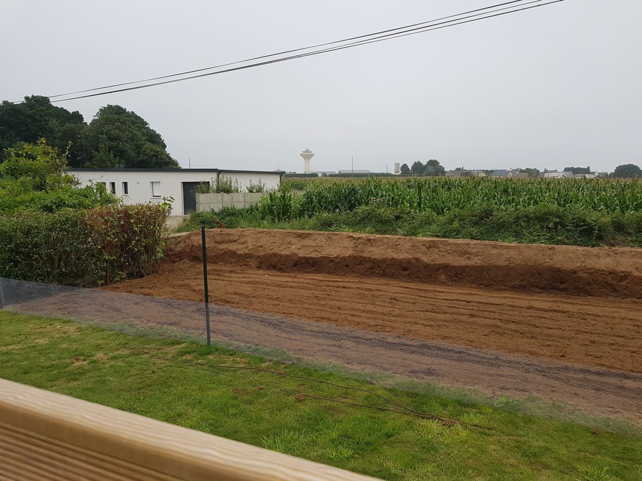 aménagement du talus qui a été refait et la pelouse à refaire suite au pasage de la mini pelle