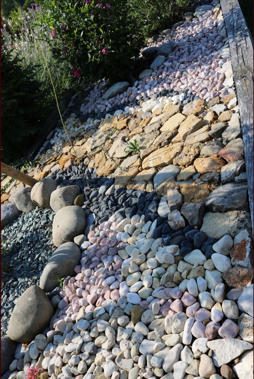 Paillage minéral, un sentier chemine.