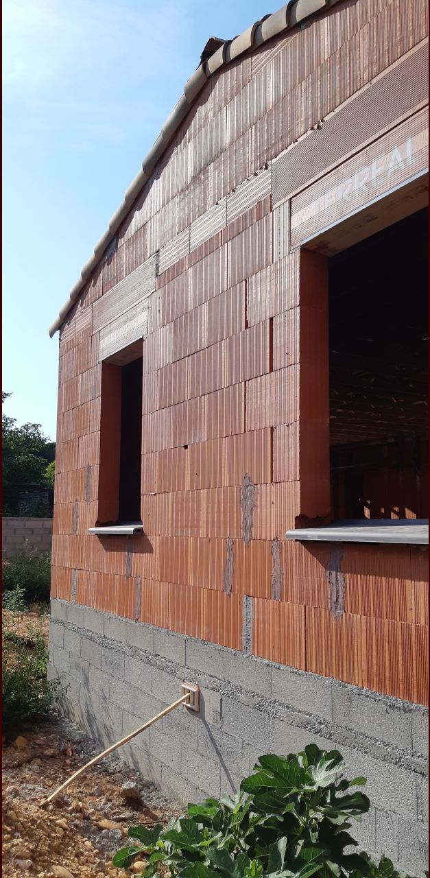 Façade sud - appuis de fenêtre anthracite - Bouche d'aération du vide sanitaire collée.