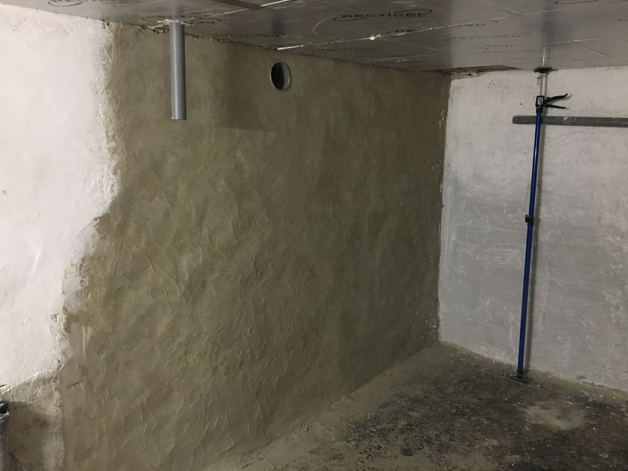 Condamnation d'une fentre au sous-sol, enduit chaux-sable  gauche et tuyau de 125 pour l'extracteur. Chaulage des autres murs. Isolation de la dalle
