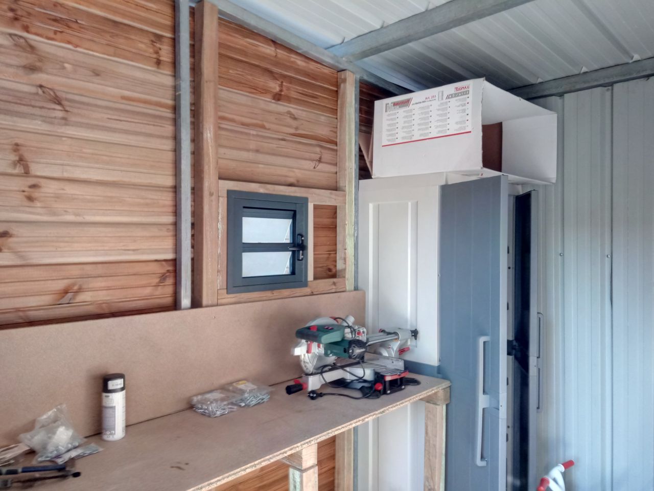 aménagement intérieur abris jardin en cours...