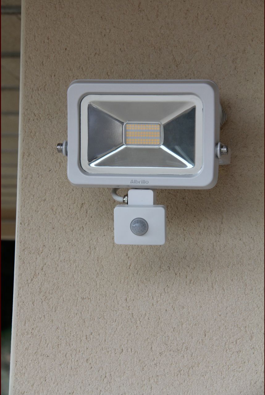 Projecteur LED à détection (30W) à l'entrée des garages