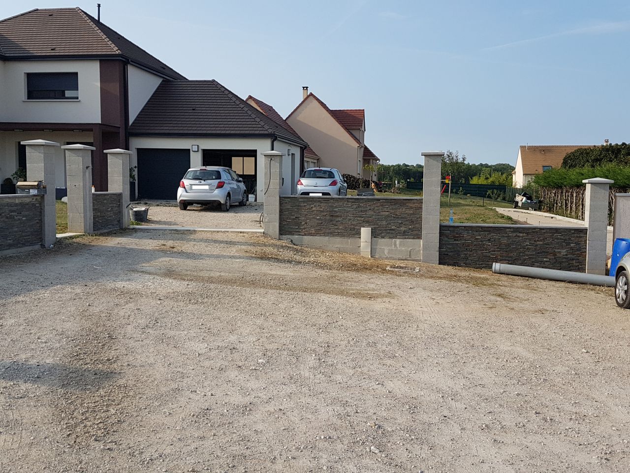 Parement en cours de pose sur les murets extérieurs