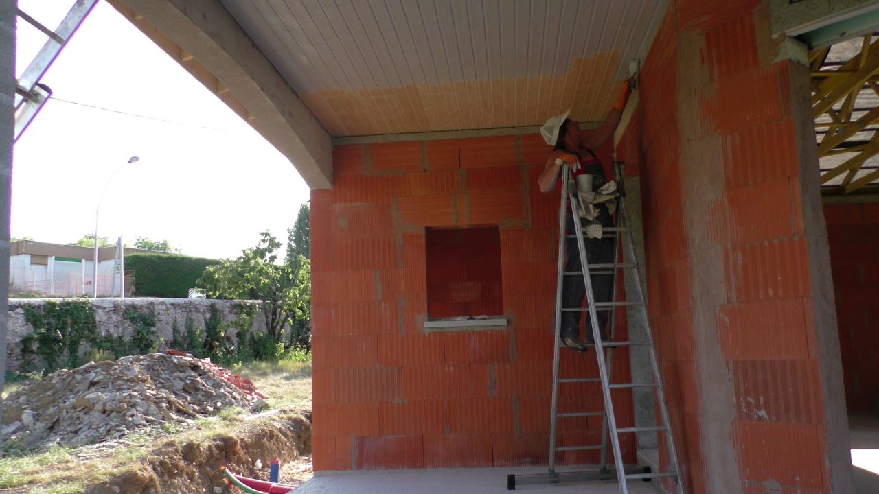 Mme si le trou autour de la maison n'influence pas l'quilibre, la mise en peinture de la frisette de la loggia est tout aussi laborieuse.