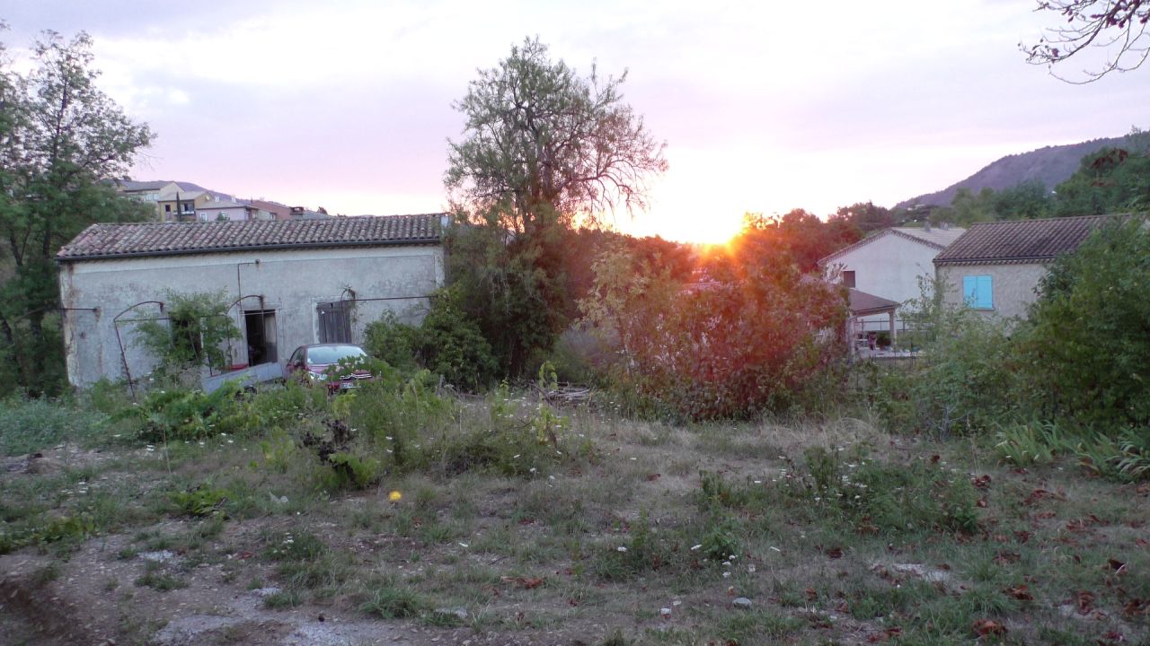 J'apprcie la vue du lever de soleil  partir de la loggia.