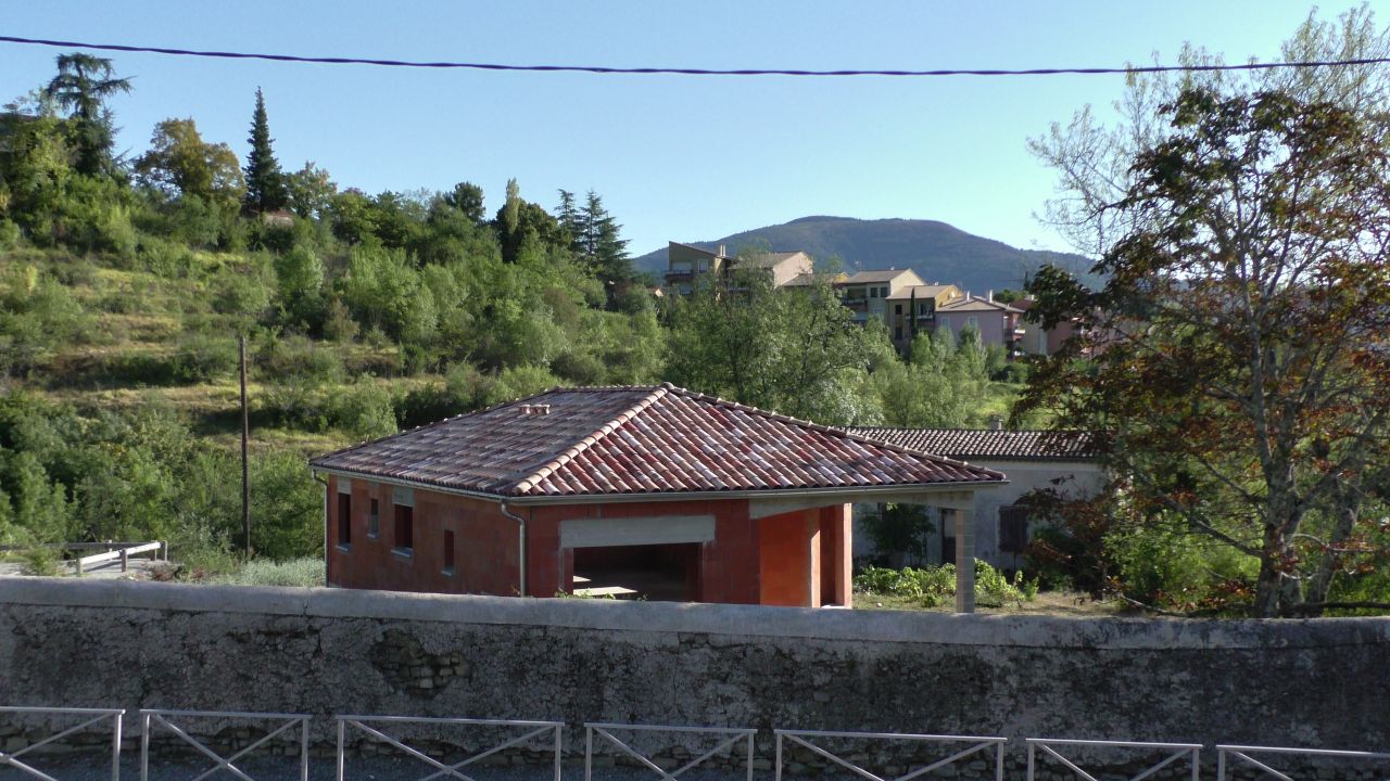 Une vue plongeante  partir de l'cole primaire de la construction. Derrire, la vieille baraque de vigne.