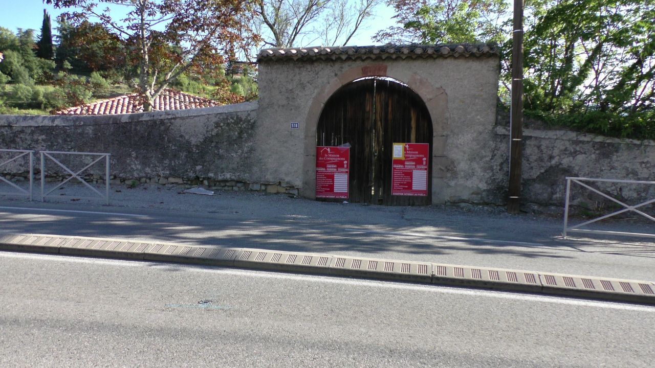 l'entre en venant  droite par le porche est un peu juste avec la remorque et la sortie est plus aise depuis que le garde-corps a t raccourci. Merci sincre  la ville de Privas.