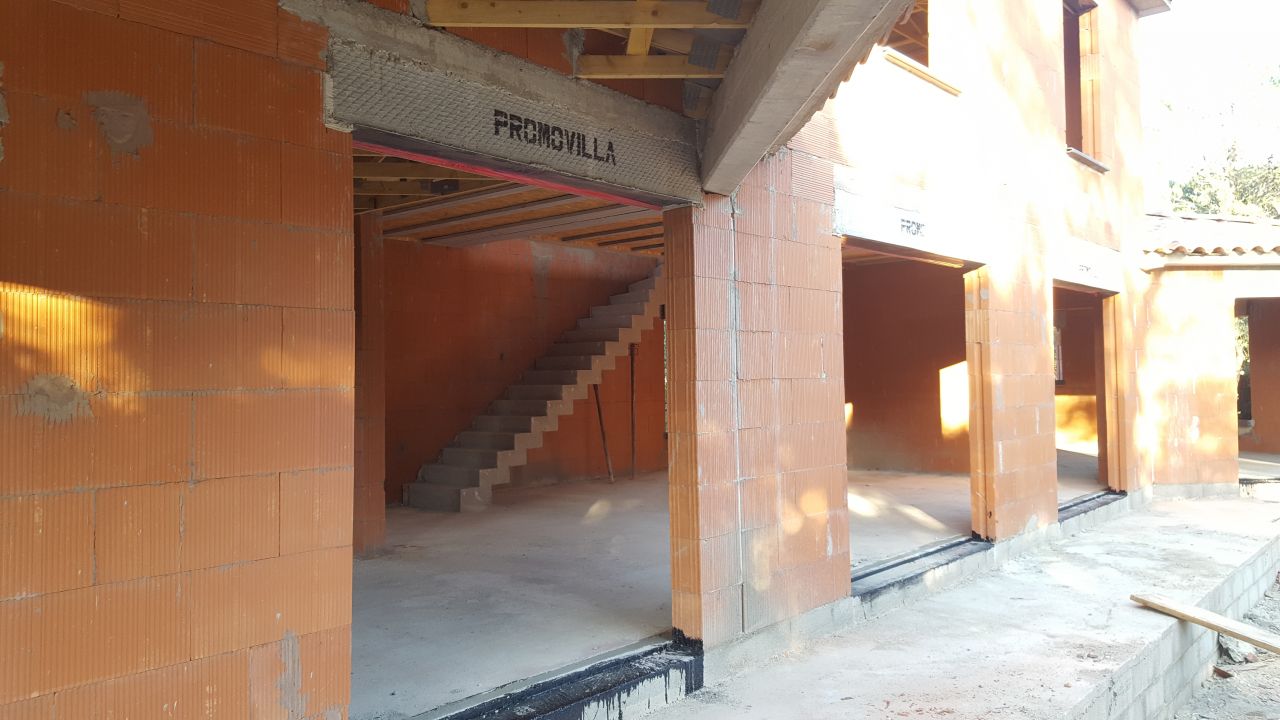 Vue sur l'escalier de la terrasse