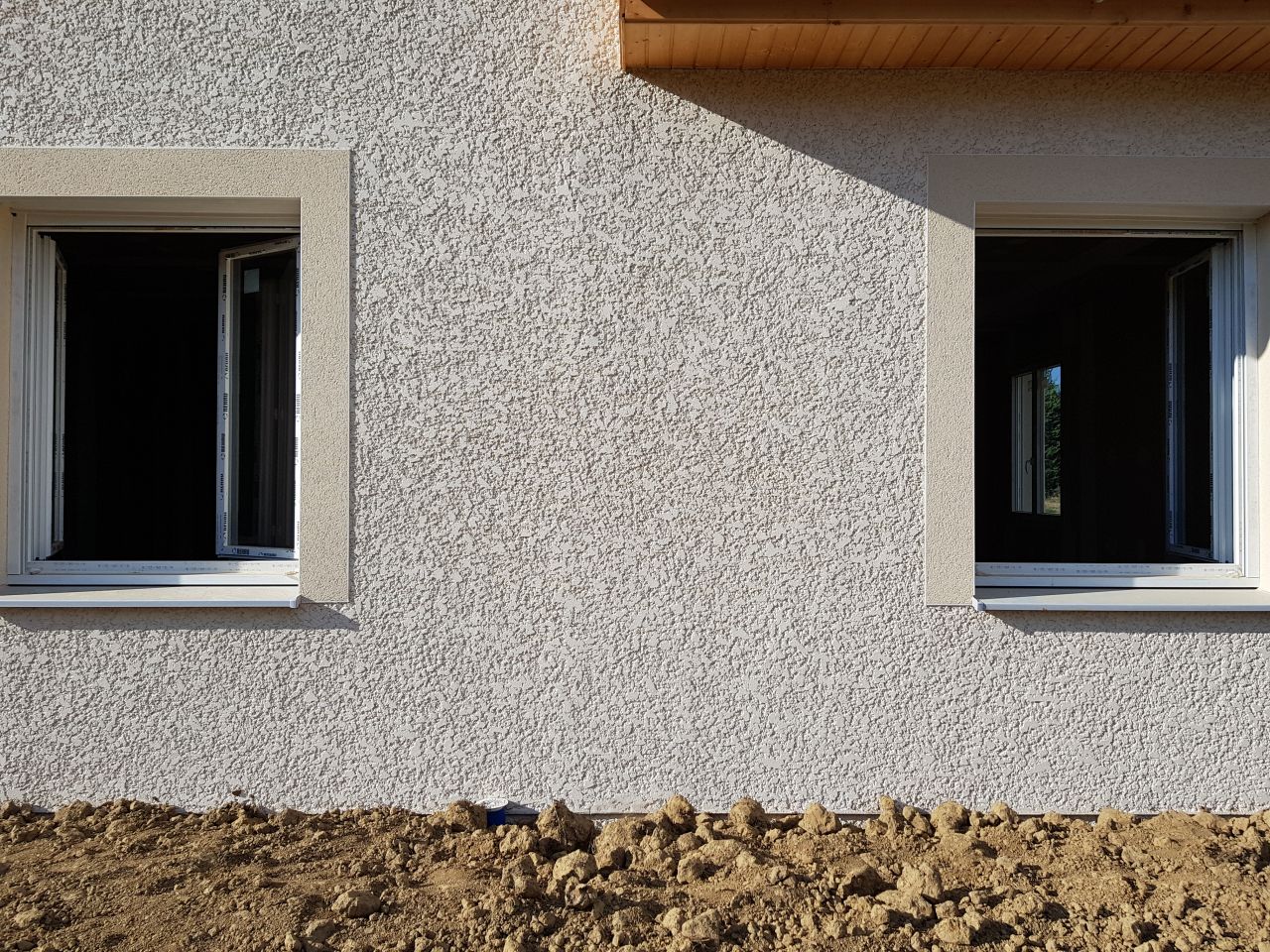 Les fenêtres, laissées ouvertes alors qu'aucun artisan n'est sur le chantier...
