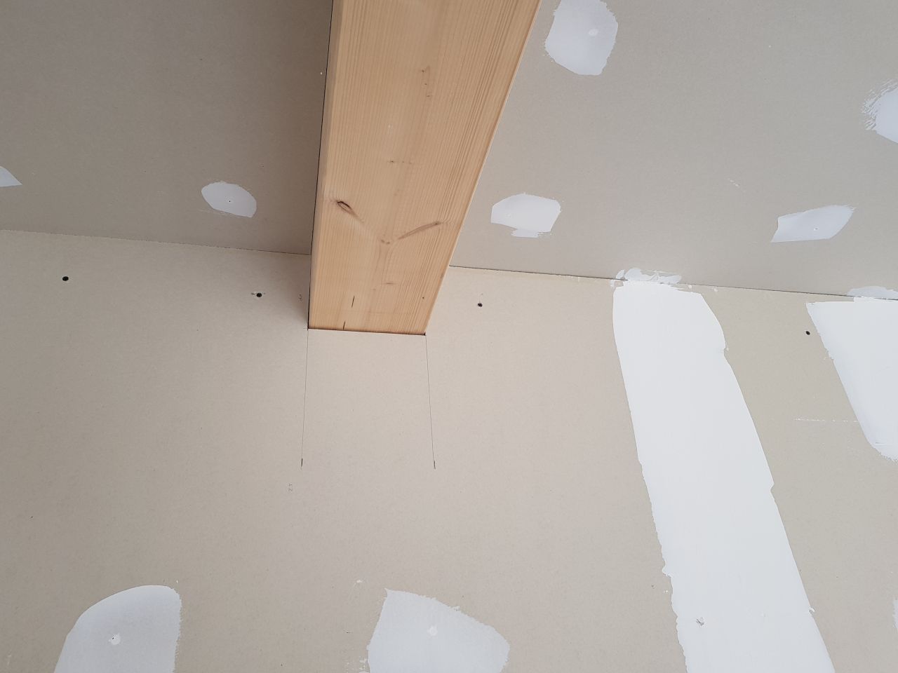 De l'enduit sur les bandes, mais 80% des vis proches du plafond ne sont pas couvertes