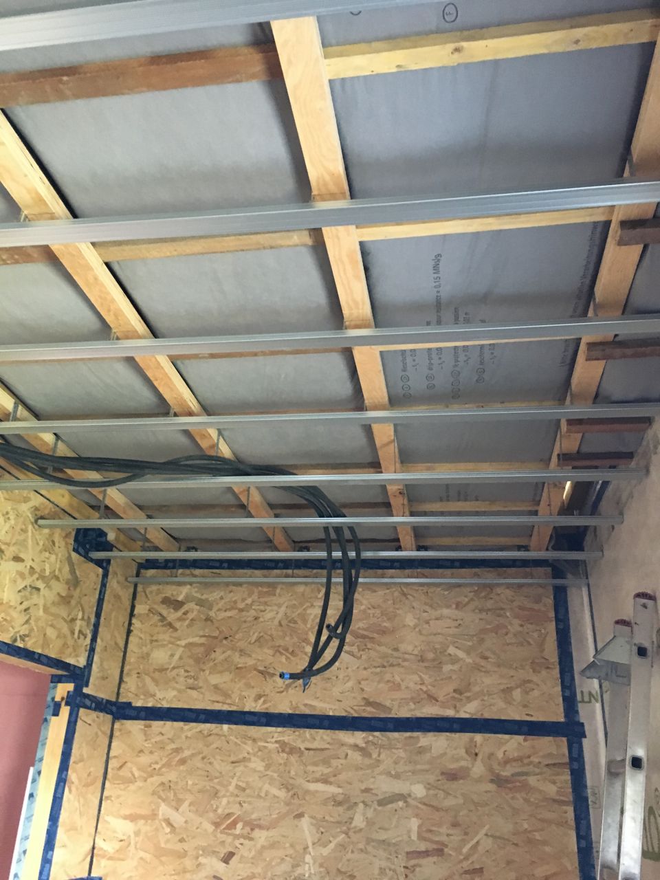 Plancher intermdiaire isol en granuls de lige
<br />
Suspentes pour faux plafond fixes sur les poutres en I