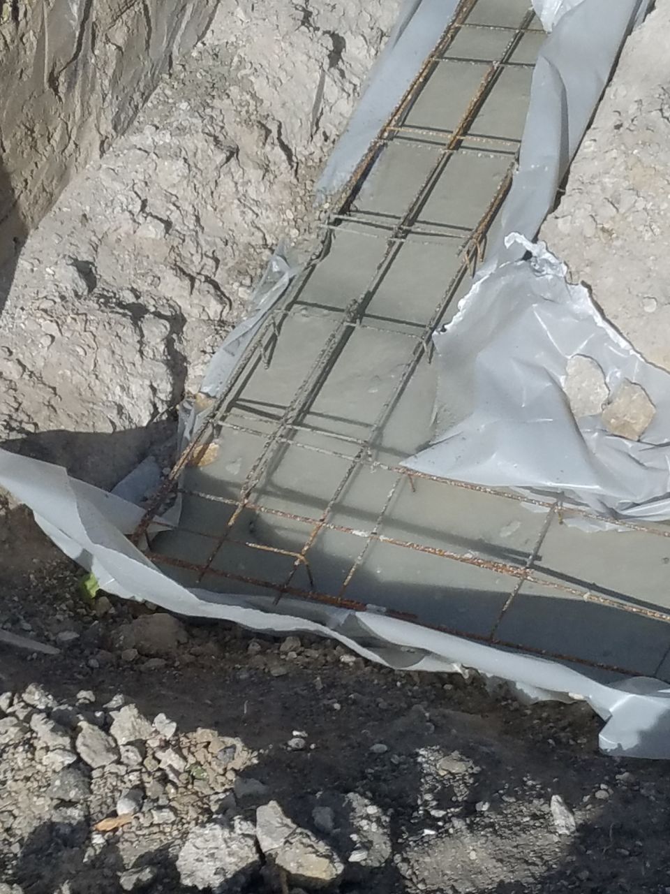 De l'eau rajouté au beton de la fondation