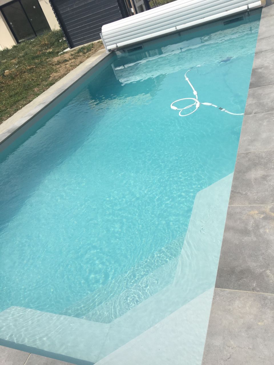 nettoyage de la piscine par le robot. On se baignait encore la semaine dernière!