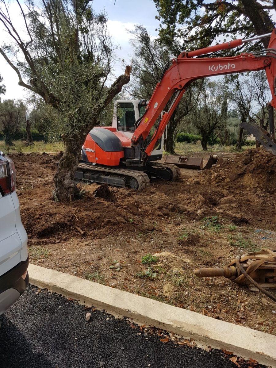 La pelleteuse est enfin  l'oeuvre sur le terrain