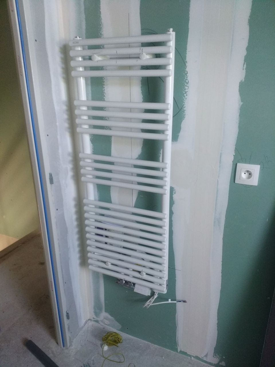 Le sèche serviette mixte de la salle de bain des enfants est en place