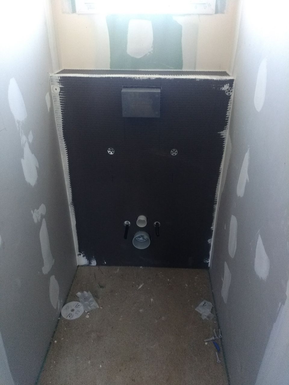 Le bati du WC suspendu du RDC est installé avec la plaque à carreler