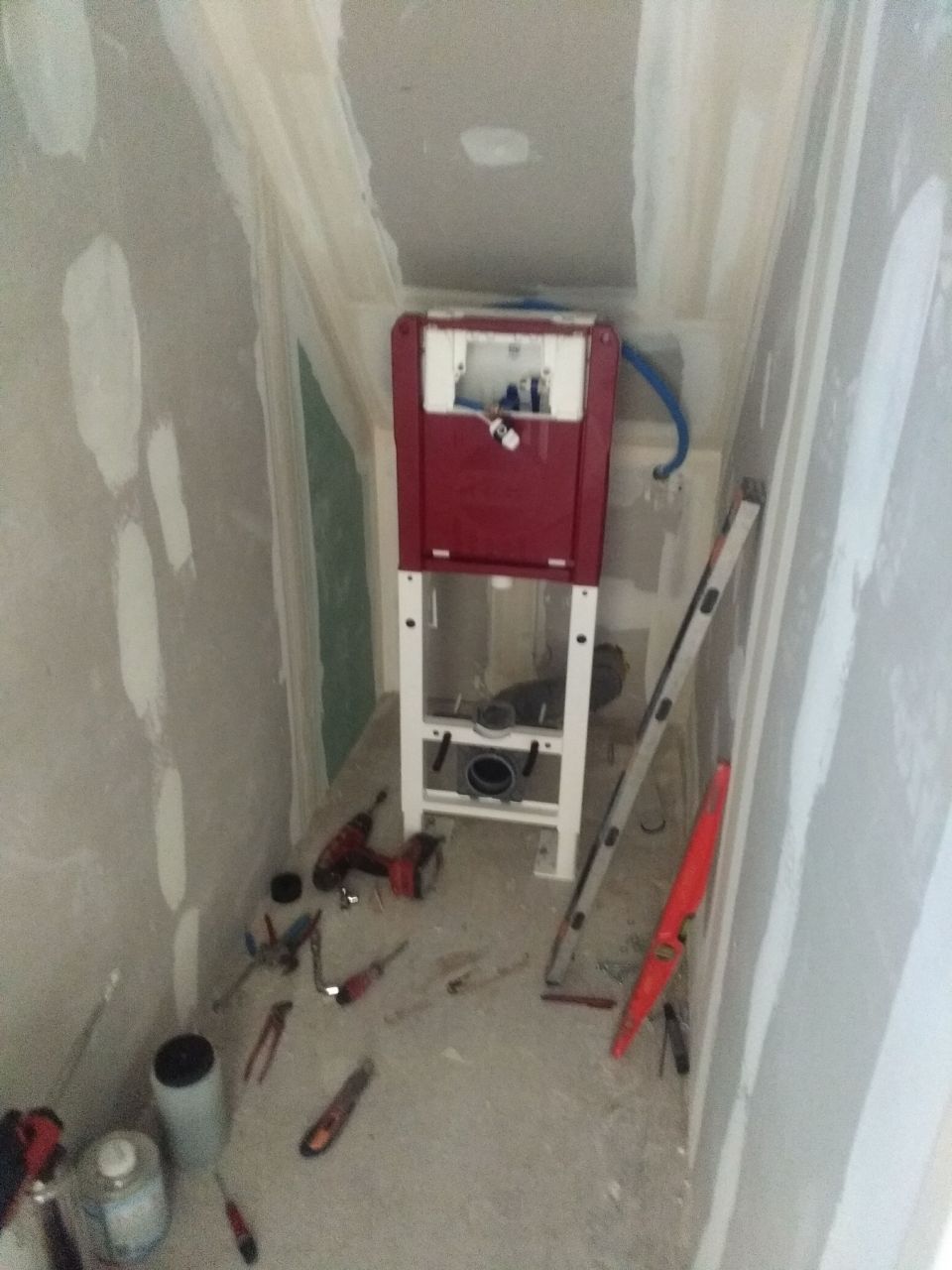 Les toilettes de l'étage sont en cours d'installation