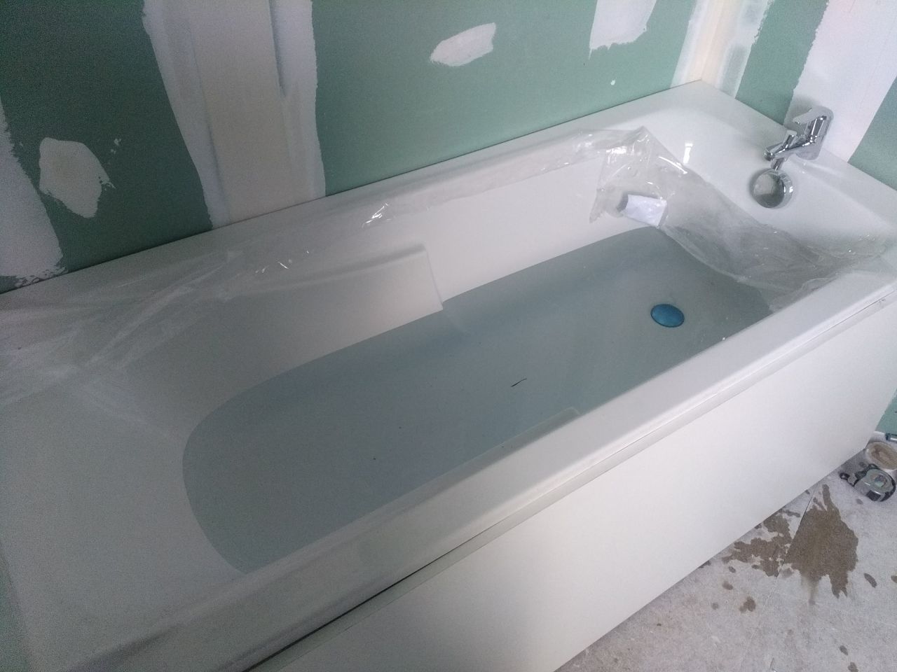 La baignoire des enfants est en cours de test. Pas de fuite apparemment 