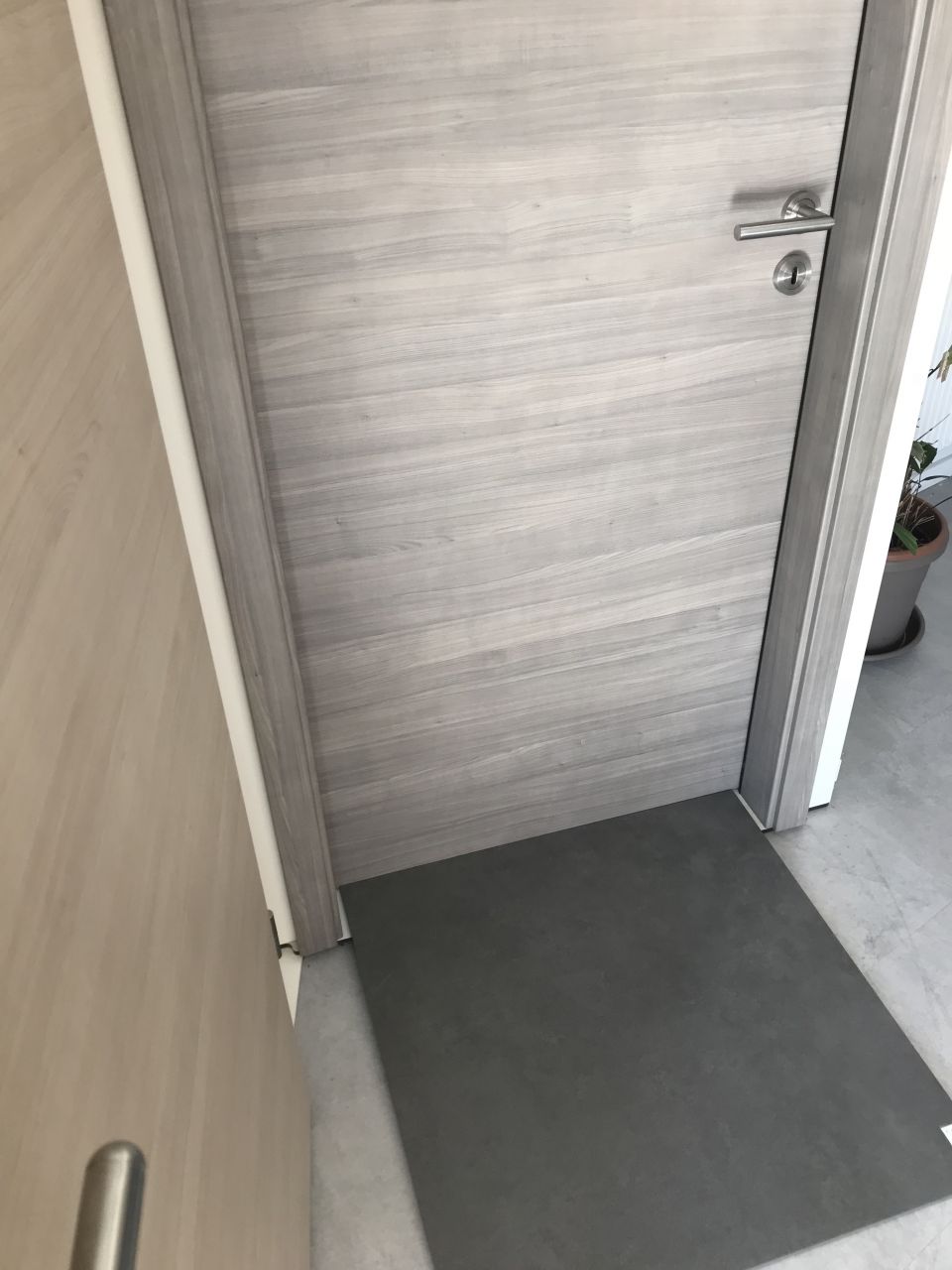 Porte grise avec carrelage
