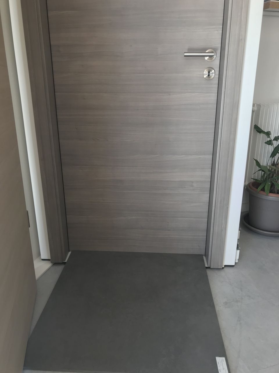 Porte grise avec carrelage